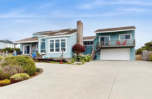Fort Bragg House | Oceanfront Home with Hot Tub Beach Access Deck