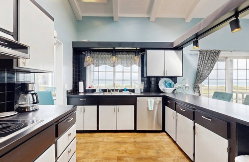 Fort Bragg House | Oceanfront Home with Hot Tub, Beach Access, Deck