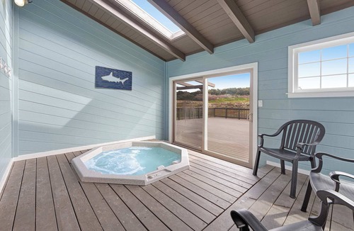 Fort Bragg House | Oceanfront Home with Hot Tub, Beach Access, Deck