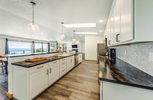 Edgewater Shores House | Oceanfront, Hot Tub, Sleeps 23-62!