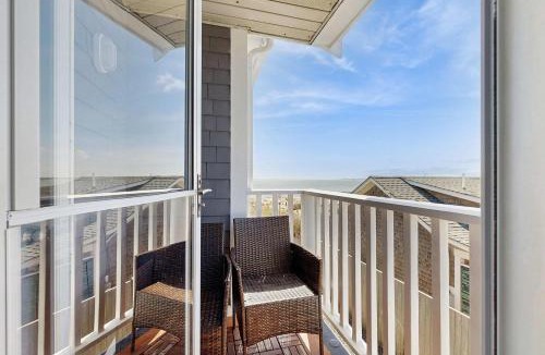 North Truro House | Oceanfront hotel suite at beachfront Sandbars Inn with balcony AC & firepit