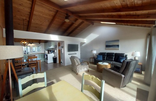 Cohassett Beach House | OCEANFRONT - Kid/Dog Friendly - Ocean Side Deck - Firepit - Beach Path - VIEWS!