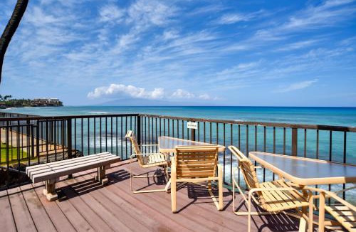 Honokowai Apartment | Oceanfront Lahaina Condo with Balcony and Pool Access!