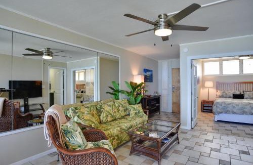 Honokowai Apartment | Oceanfront Lahaina Condo with Balcony and Pool Access!