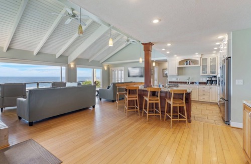 Roads End House | OCEANFRONT Luxury Roads End 4000sft home w/Hot tub! Dog friendly, amazing views!