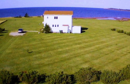 Chelton House | Oceanfront - PEI Beach House by the Bay - 4 Star - Great Location