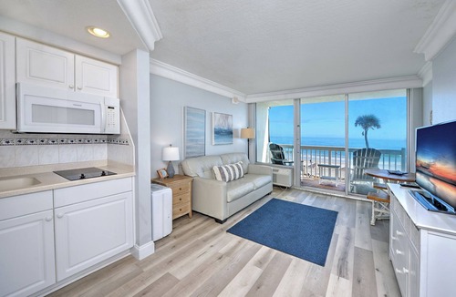 Ortona Park Condo | Oceanfront Private Balcony Overlooks Heated Pool