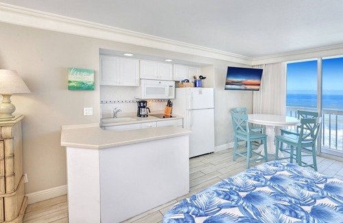 Ortona Park Condo | Oceanfront Retreat - Poolside & Budget-Friendly