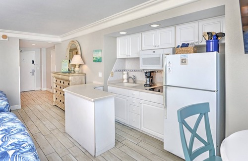 Ortona Park Condo | Oceanfront Retreat - Poolside & Budget-Friendly