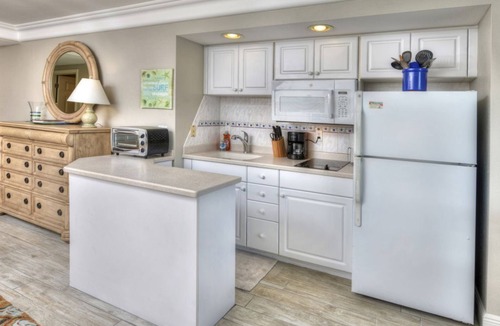 Ortona Park Condo | Oceanfront Retreat - Poolside & Budget-Friendly