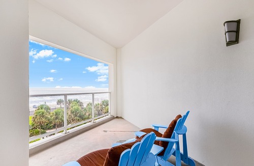 Galveston Condo | Oceanfront retreat with luxury pools, hot tub, lazy river, game room & balcony