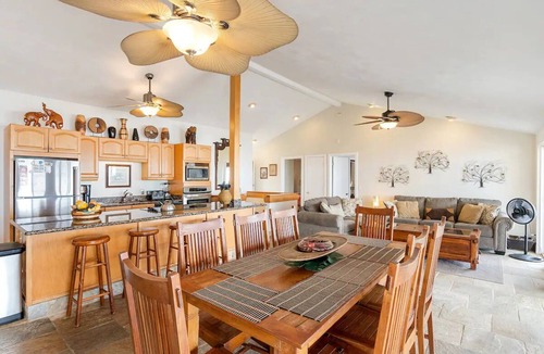 Makaha House | Oceanfront Sandy Beach 6 Bedrooms 4 Baths Jacuzzi