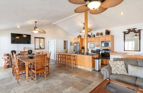 Makaha House | Oceanfront Sandy Beach 6 Bedrooms 4 Baths Jacuzzi