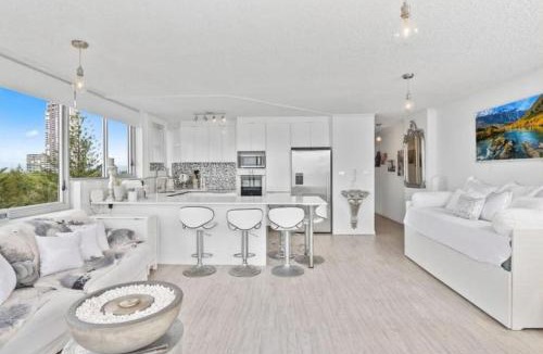 Main Beach Apartment | Oceanfront Serenity At Main Beach