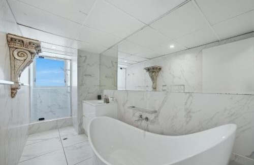 Main Beach Apartment | Oceanfront Serenity At Main Beach