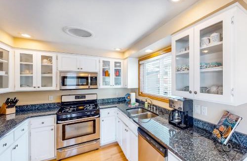 Gleneden Beach House | Oceanfront Solitude