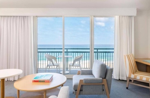 Singer Island Hotel | Oceanfront Stay | Onsite Pool & Beach Access