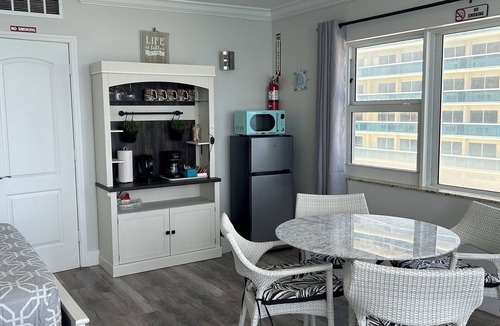 Galt Mile Condo | Oceanfront Studio w/Balcony, Pool, Tiki Bar & Stunning Sunrise Views!