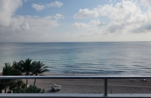 Galt Mile Condo | Oceanfront Studio w/Balcony, Pool, Tiki Bar & Stunning Sunrise Views!