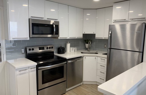 Galt Mile Apartment | Oceanfront Studio w/balcony & Private Beach - Walk to shops & Dining