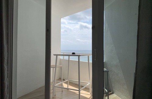 Galt Mile Apartment | Oceanfront Studio w/balcony & Private Beach - Walk to shops & Dining