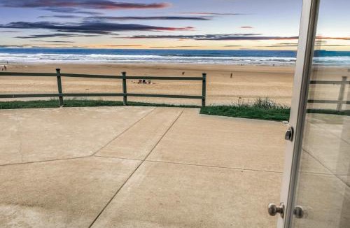 Lincoln City House | Oceanfront Studio - Ground Floor - Sleeps 4