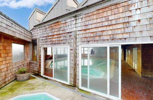 Historic Bayfront Apartment | Oceanfront studio - harbor views, shared sauna & dog-friendly