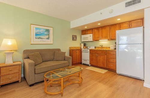 Kahana Condo | Oceanfront studio w/lanai and beach access in Kahana