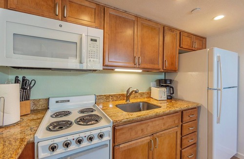 Kahana Condo | Oceanfront studio w/lanai and beach access in Kahana