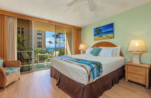Kahana Condo | Oceanfront studio w/lanai and beach access in Kahana