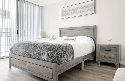 Downtown Bed & Breakfast | Oceanfront View Cabana only a few steps away from the iconic Santa Monica Pier!