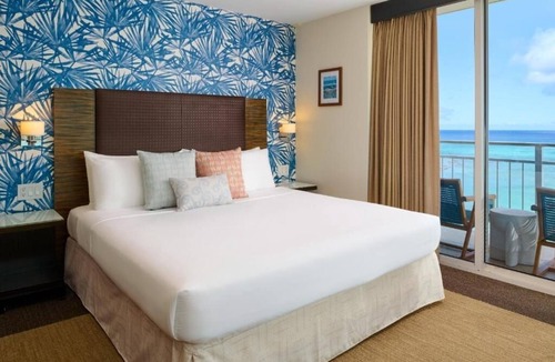 Diamond Head - Kapahulu - St. Louis Hotel | Oceanfront View King | Kaimana Beach Hotel | Beachfront Getaway