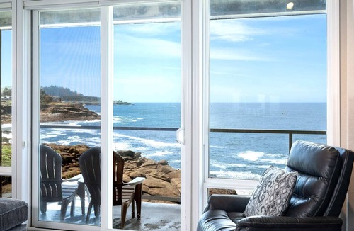 Depoe Bay Condo | Oceanfront, Whale Watching, Pool - The Beacon