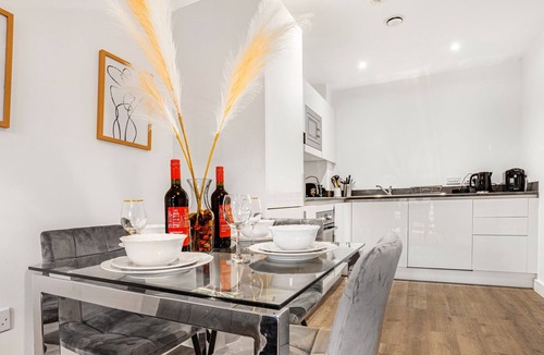 Bordesley Apartment | Oceanic Bliss Sleeps 7 with Netflix