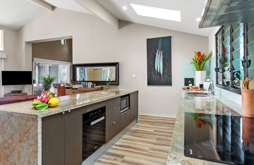 Mowbray House | Oceans Edge Oak Beach - absolute beachfront with private pool