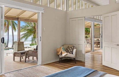 Mowbray House | Oceans Edge Oak Beach - absolute beachfront with private pool