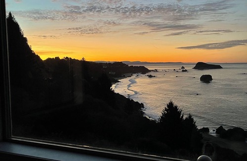 Brookings Condo | “Ocean’s Embrace” Breathtaking Views @ Rainbow Rock! Private Beach Trail. Gated.