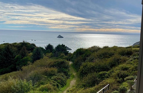 Brookings Condo | “Ocean’s Embrace” Breathtaking Views @ Rainbow Rock! Private Beach Trail. Gated.