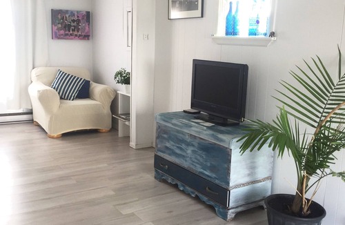 Dalhousie House | Oceanside bungalow next to a lighthouse, minutes walk to the beach!