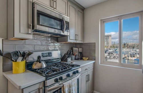 Townsite Condo | Oceanside Harbor Views + Steps from Top Rated Harbor Beach