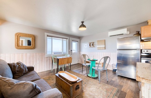 Oceanside Condo | Oceanside Inn #11 - Upstairs Unit