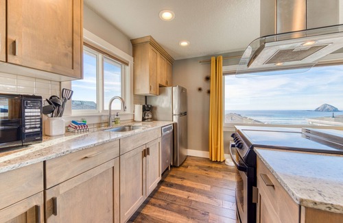 Oceanside Condo | Oceanside Inn #6 - Upstairs Unit