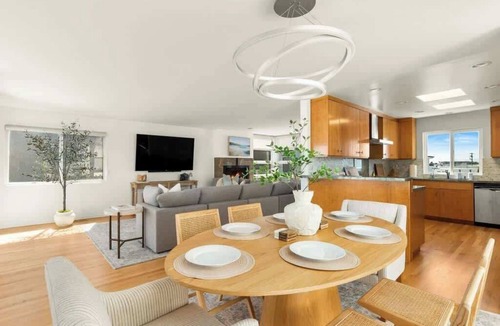 Gas Lamp Section House | Oceanview 3BR | Near Beach | Parking