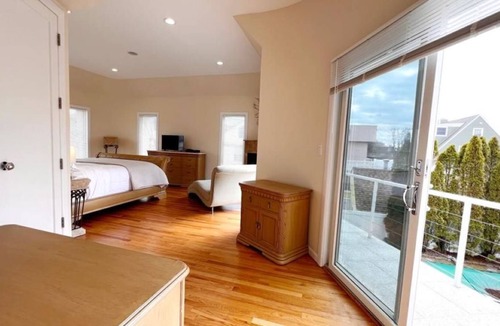 Lido Beach House | Oceanview beach house with private beaches