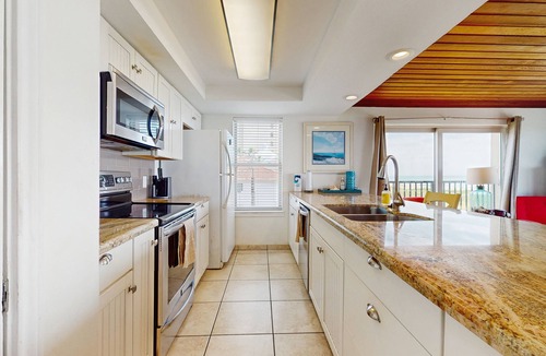 South Padre Island Condo | Oceanview Condo with Shared Pool Near Beach, Restaurants, Schlitterbahn