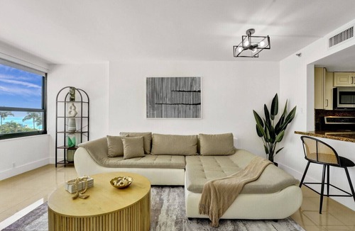 Mid Beach Apartment | Oceanview condo w beach service/504