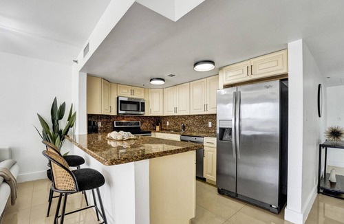 Mid Beach Apartment | Oceanview condo w beach service/504