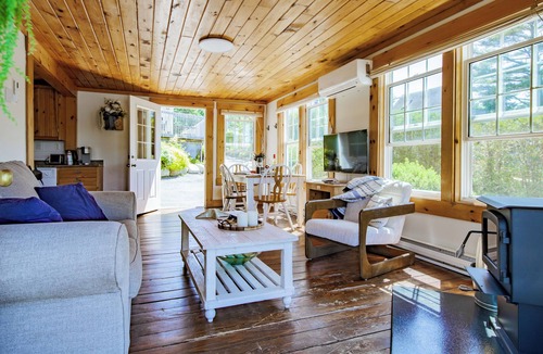 Boutiliers Point Cottage | Oceanview Cottage | Private Wood-Fired Hot Tub | Sauna | Near Halifax