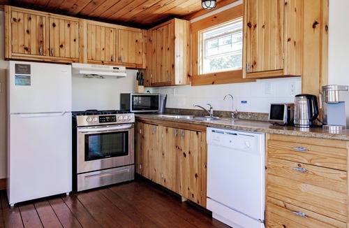 Boutiliers Point Cottage | Oceanview Cottage | Private Wood-Fired Hot Tub | Sauna | Near Halifax