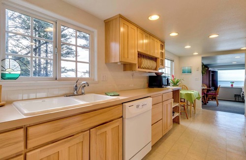 Oceanside House | Oceanview Group Getaway in Prime Beachside Location